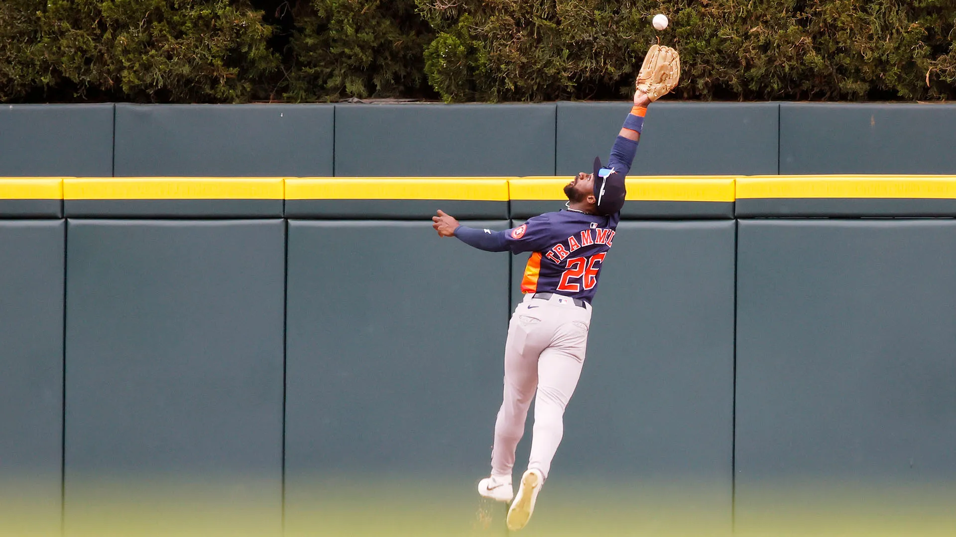Trammell nel tentativo di recuperare la palla si è schiantato contro il muro nel primo inning della partita giocata contro i Tigers