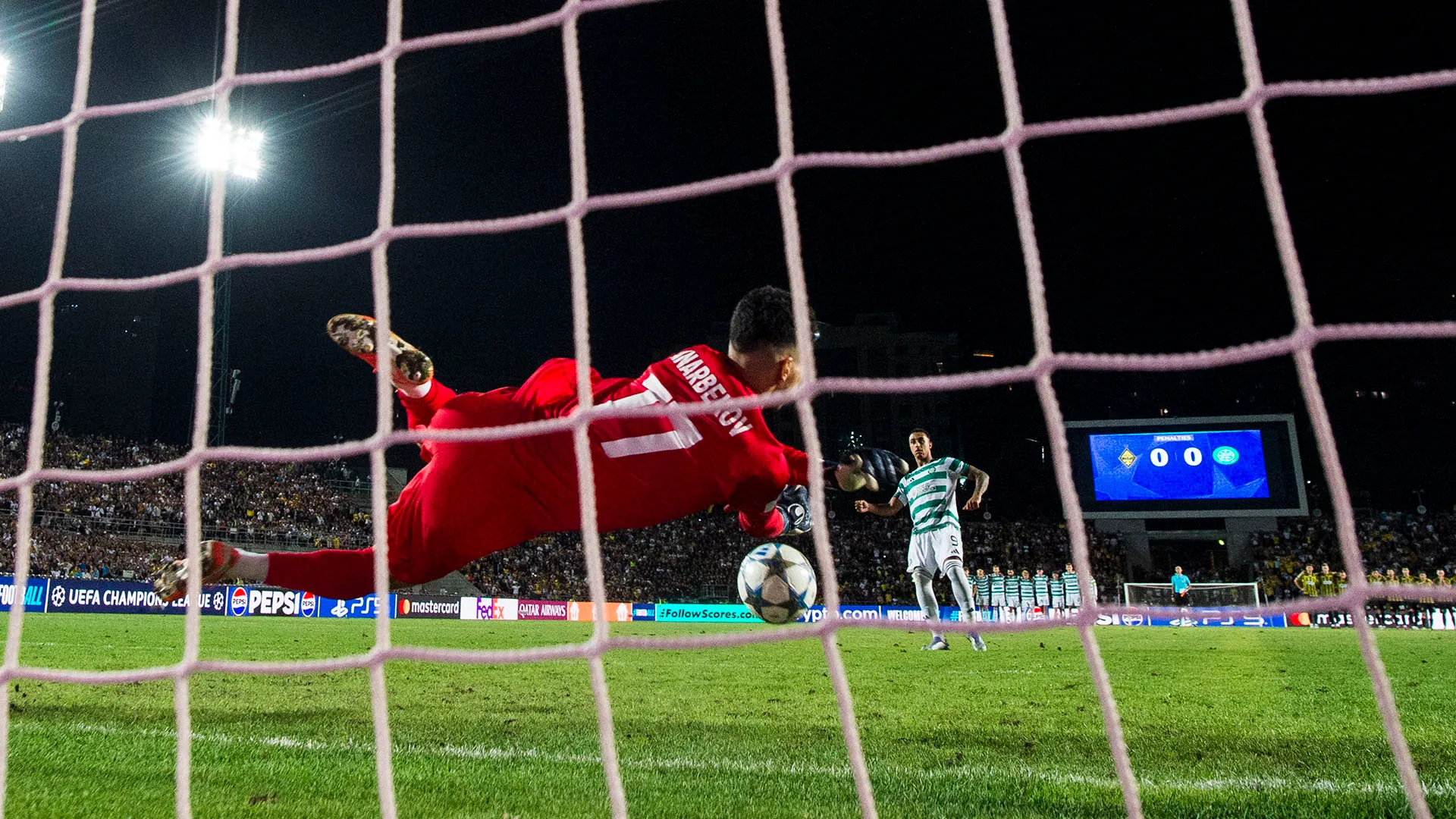 Il portiere ha parato i rigori di Idah, McCowan e Maeda