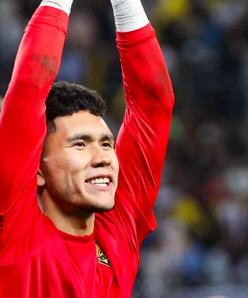 Il portiere sbucato dal nulla diventa un eroe nazionale: le foto