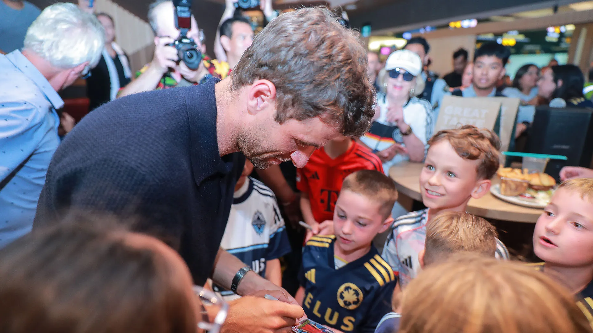 Tanti i selfie e gli autografi che Müller ha concesso ai suoi nuovi tifosi