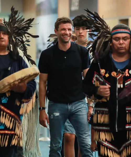 Thomas Müller accolto come un re tra tamburi e tifosi impazziti: le foto