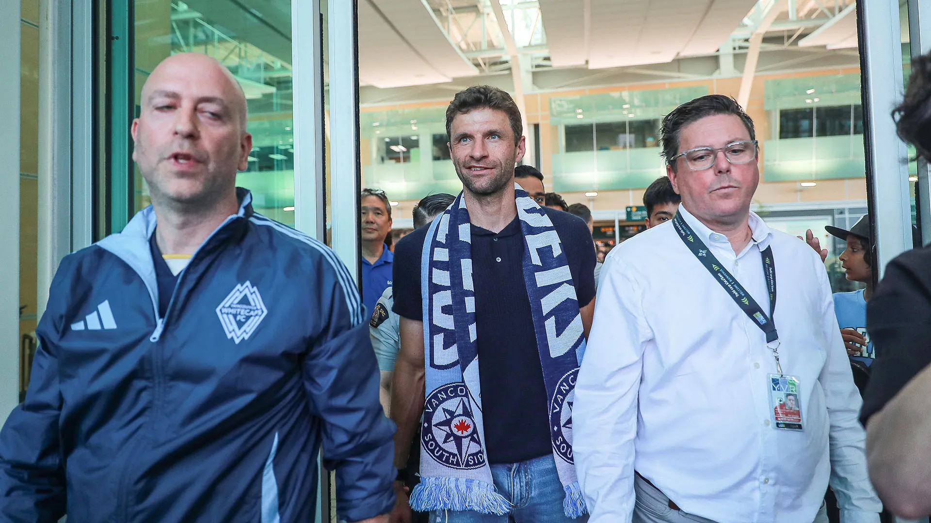 Thomas Müller, che giocherà a Vancouver, è stato accolto da tanti tifosi festanti in aeroporto
