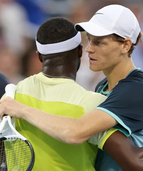 Frances Tiafoe si ribella a Jannik Sinner e Carlos Alcaraz: “Non vanno messi sul piedistallo”