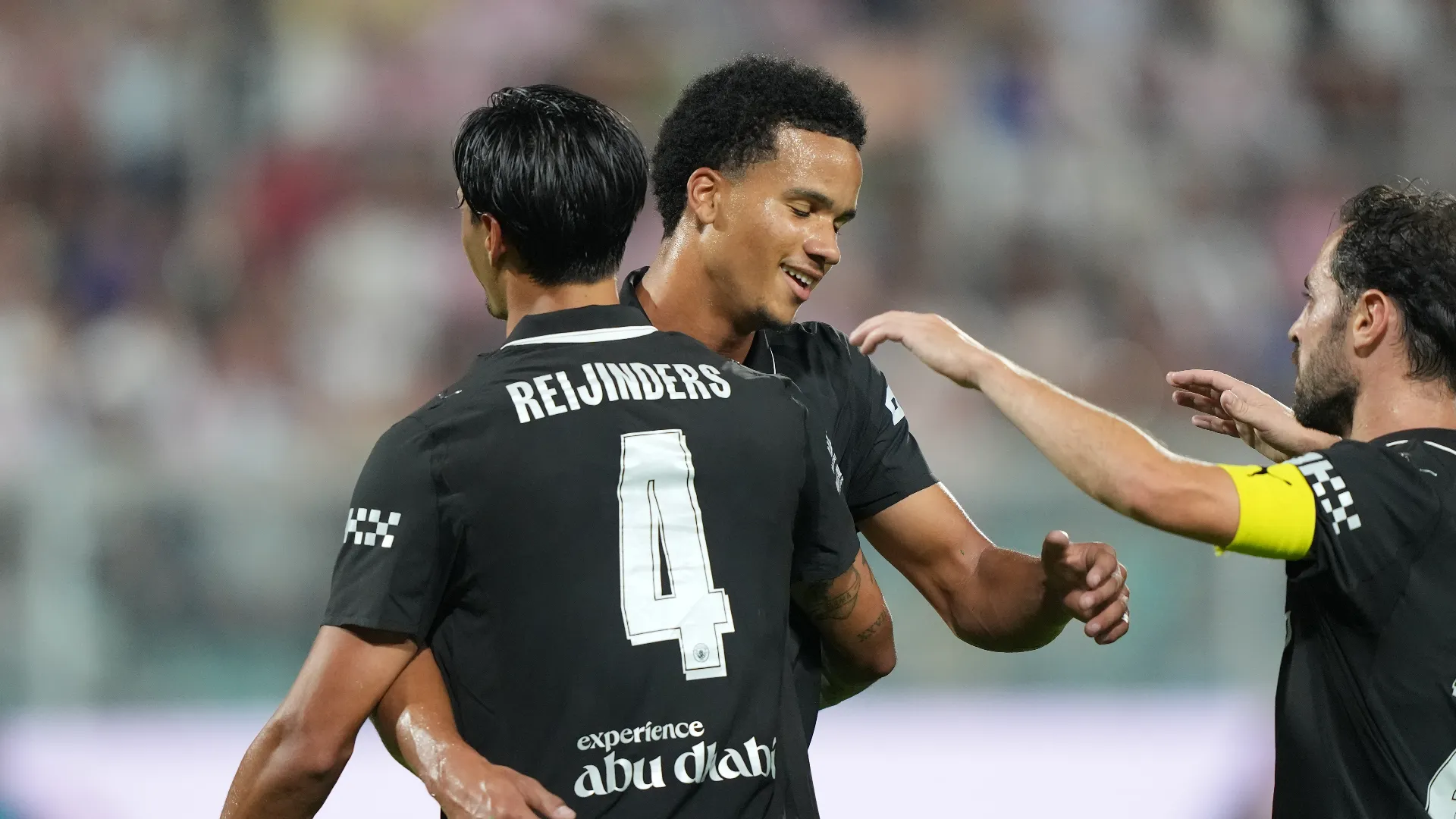 Gli addetti alle divise del Manchester City hanno sbagliato il cognome di Tijjani Reijnders!
