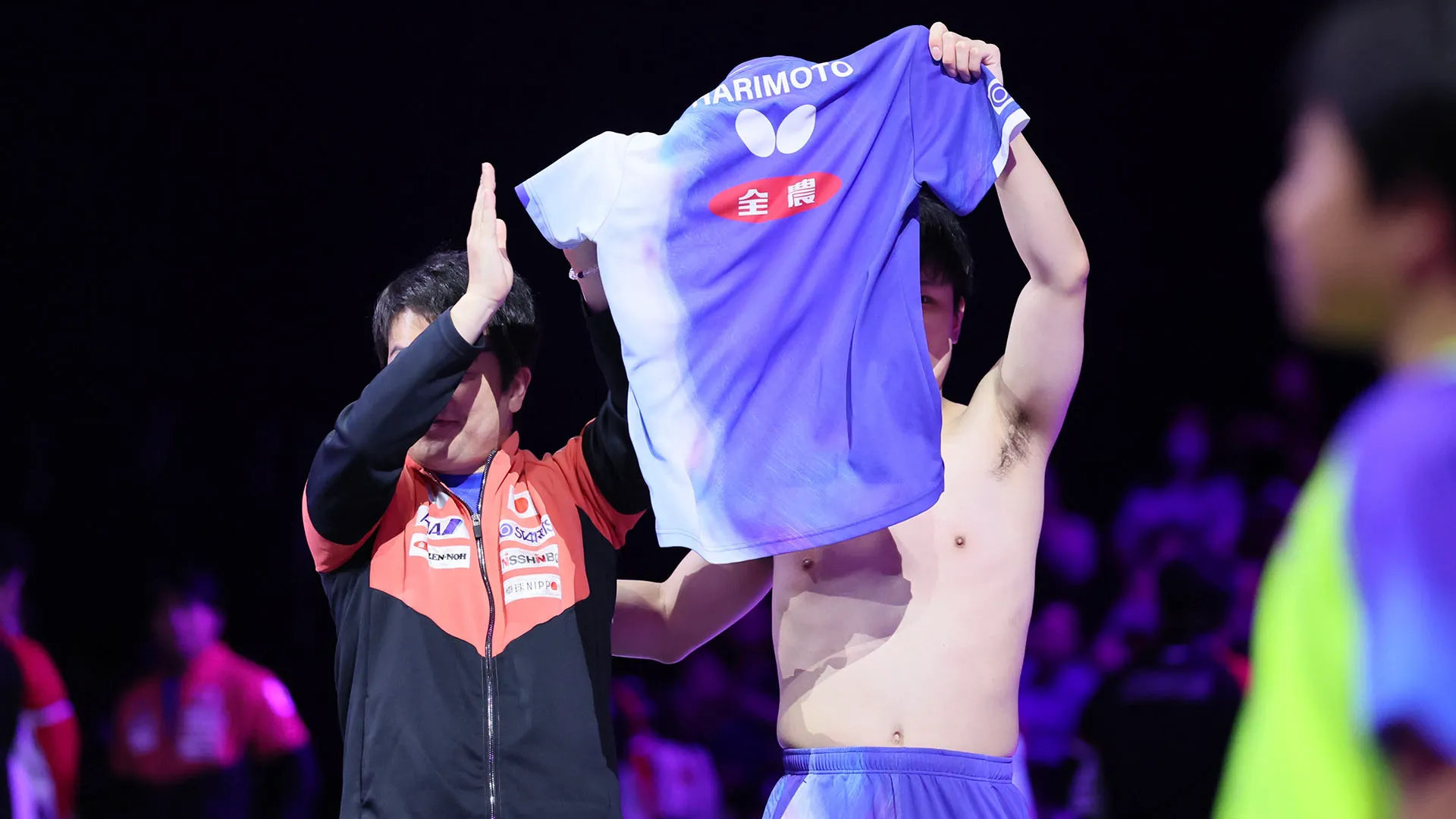 Si spoglia dopo la vittoria: le immagini del trionfo di Tomokazu Harimoto