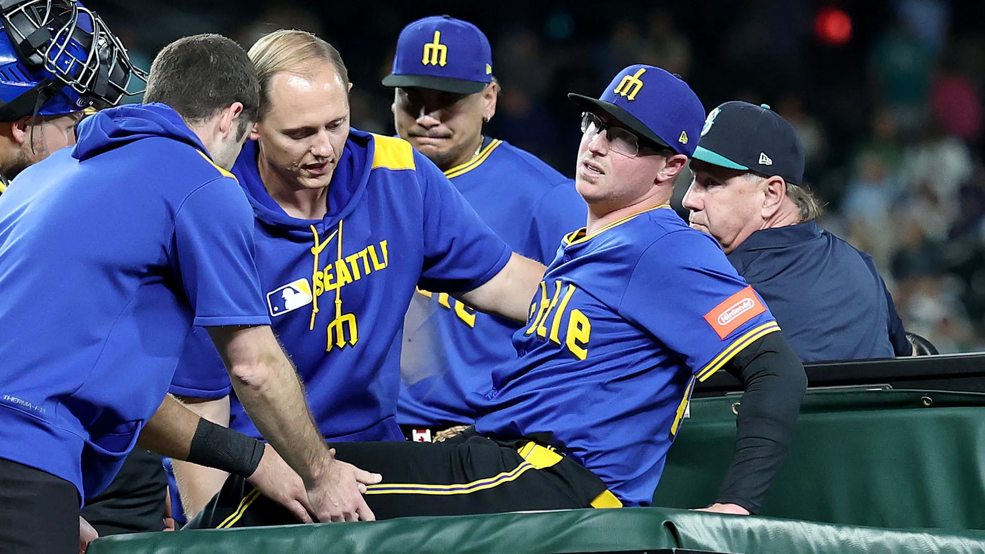 Con l'aiuto dei dottori, Trent Thornton è stato caricato sul mezzo medico
