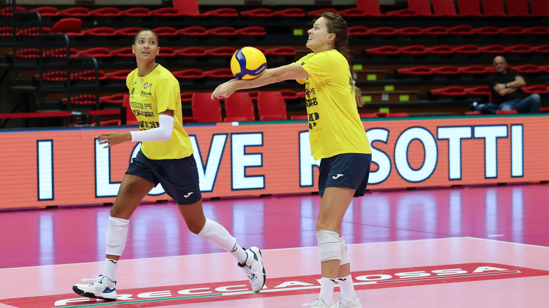 Ha al suo attivo anche la Coppa CEV, vinta nella stagione 2018/2019, con la maglia della Unet E-Work Busto Arsizio.