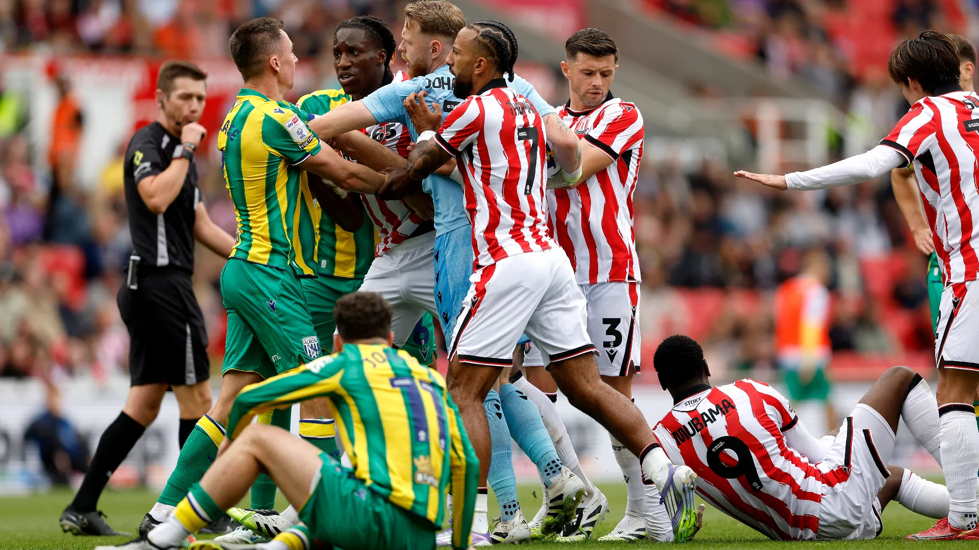 Dopo un fallo su Divin Mubama, i calciatori dello Stoke City hanno perso i controllo
