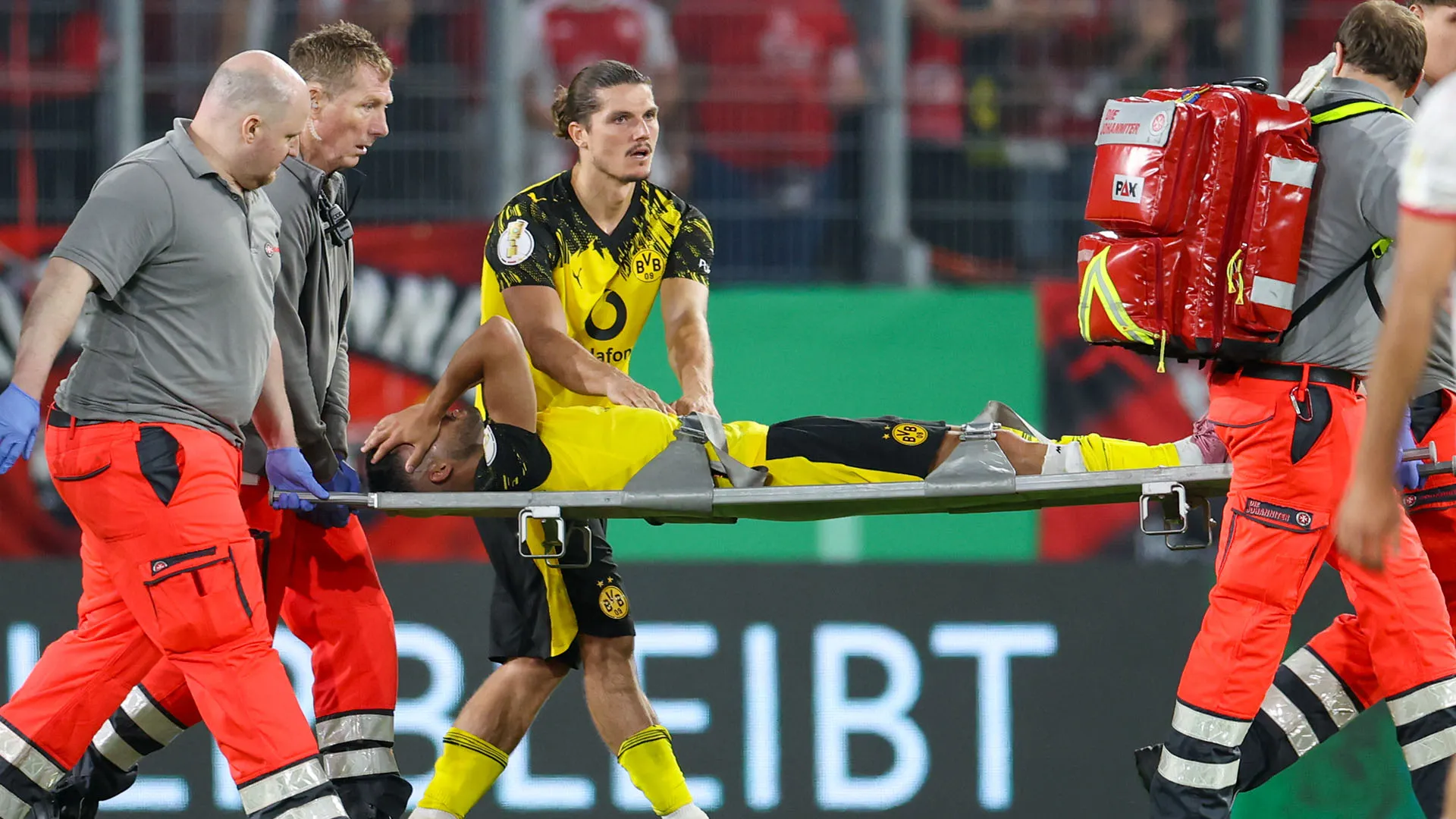 Davvero brutto il fallo commesso sul calciatore del Borussia Dortmund
