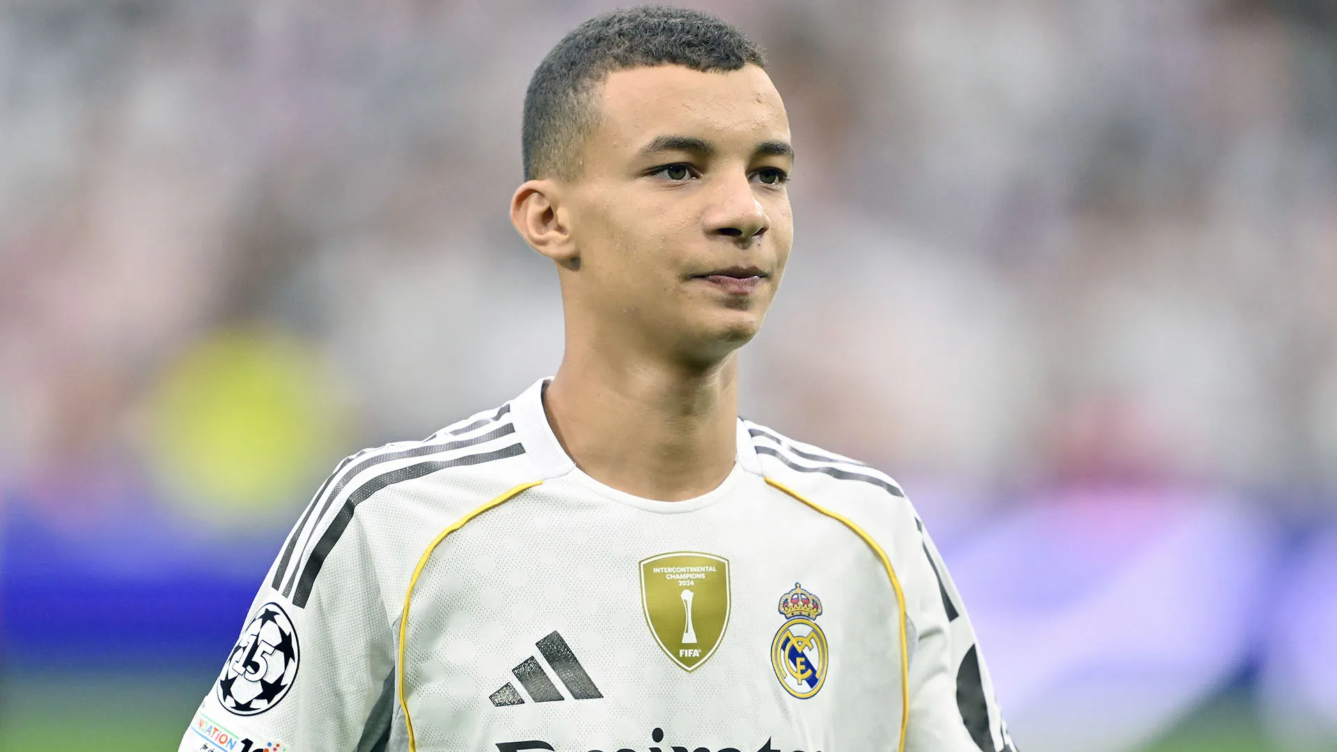 Le immagini di Abderrahim che scavava nelle macerie con la maglia del Real Madrid sono diventate virali
