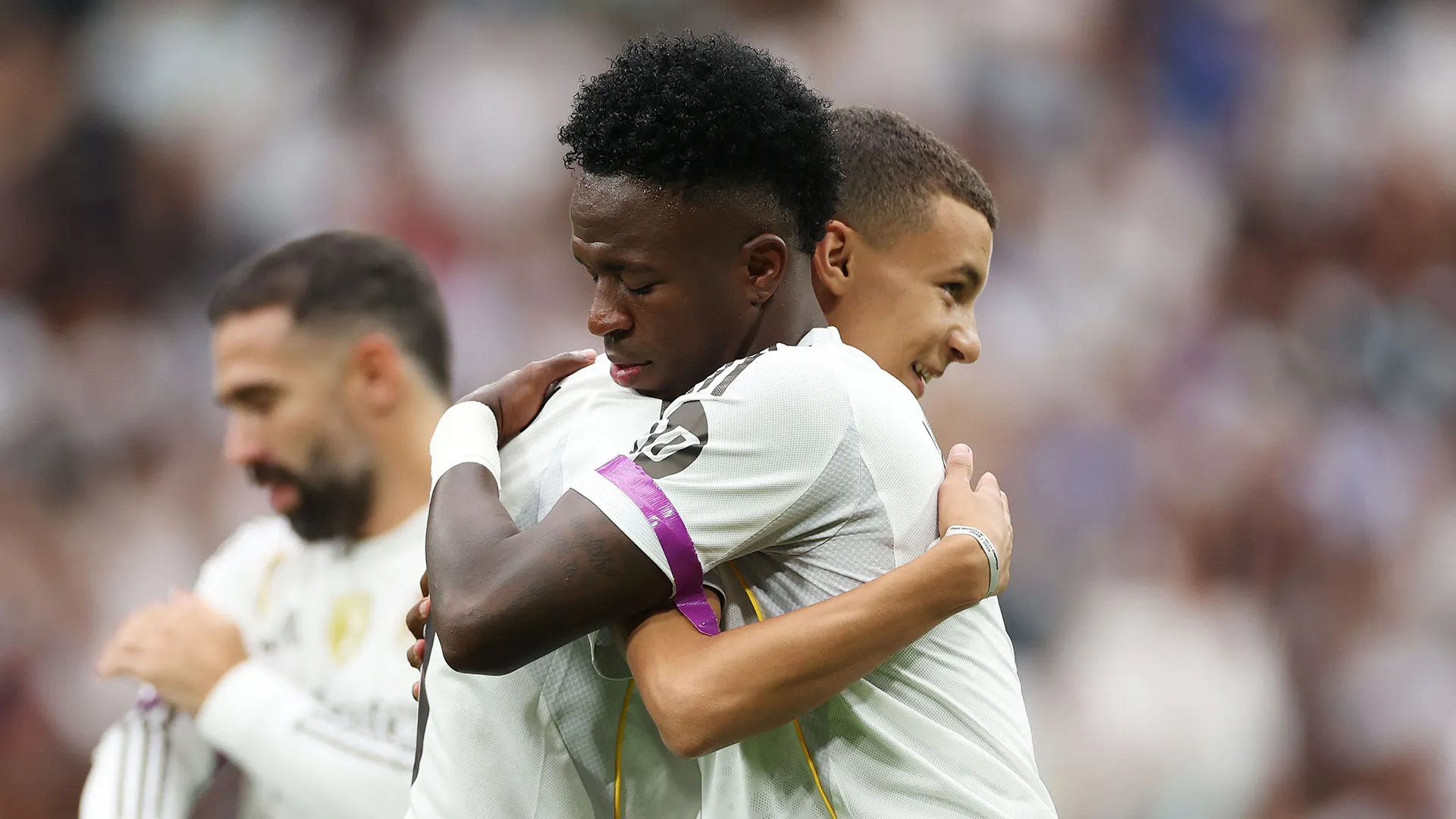 Ha fatto un giro di campo prima della partita ed è stato accolto dai tifosi del Real Madrid con un lungo applauso
