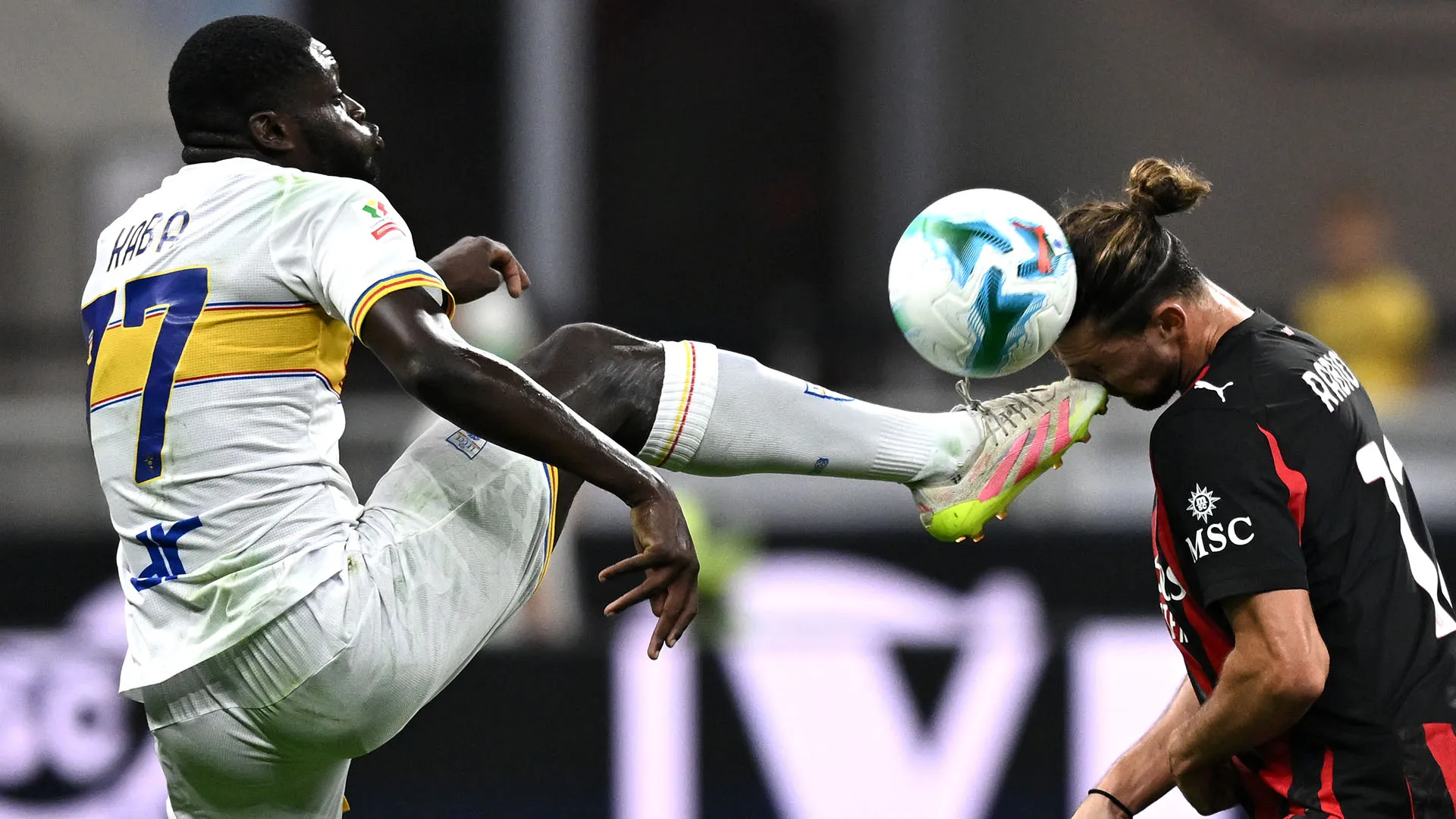 Disavventura per il campione del Milan durante la sfida contro il Lecce
