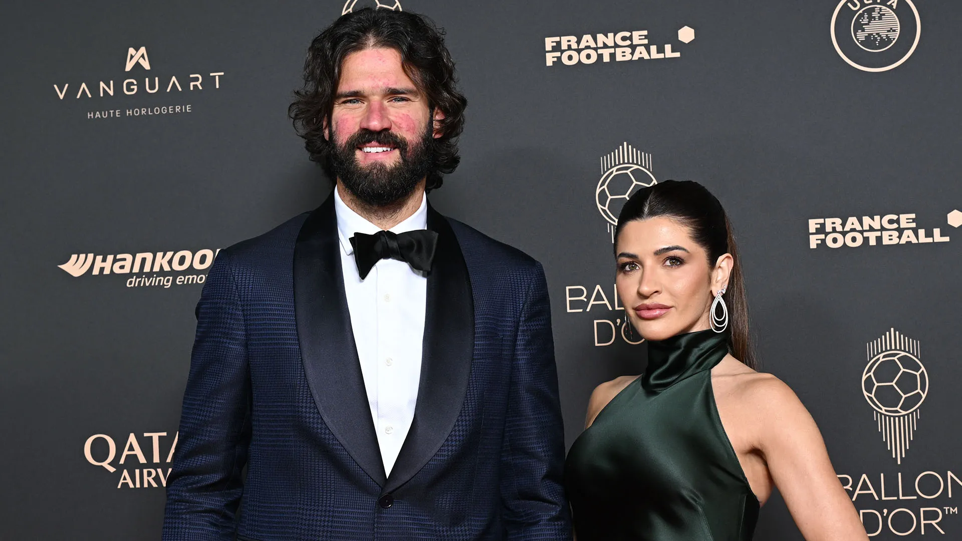 Il portiere del Liverpool Alisson con la moglie Natalia Loewe