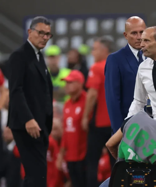 Allegri urla e si toglie la giacca, lo devono tenere: cacciato dal campo. Le foto