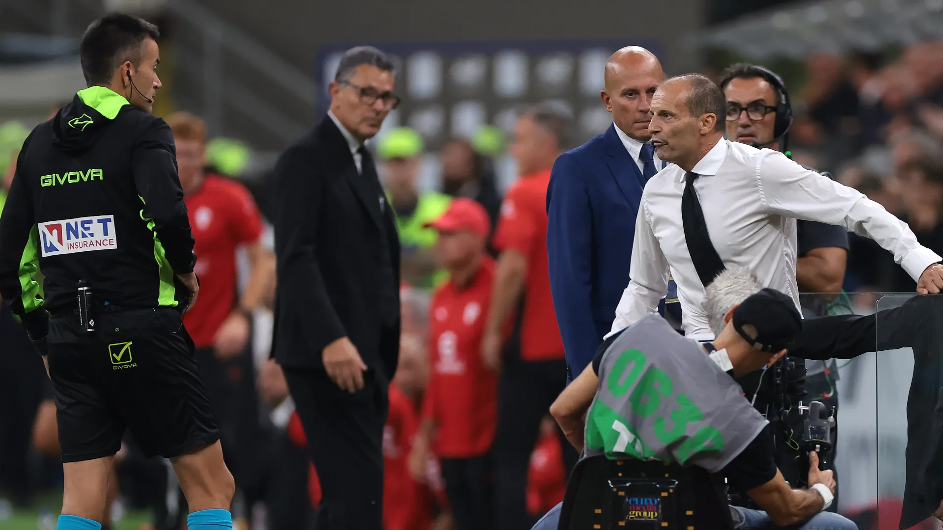 Il tecnico dei rossoneri ha protestato per un rigore negato