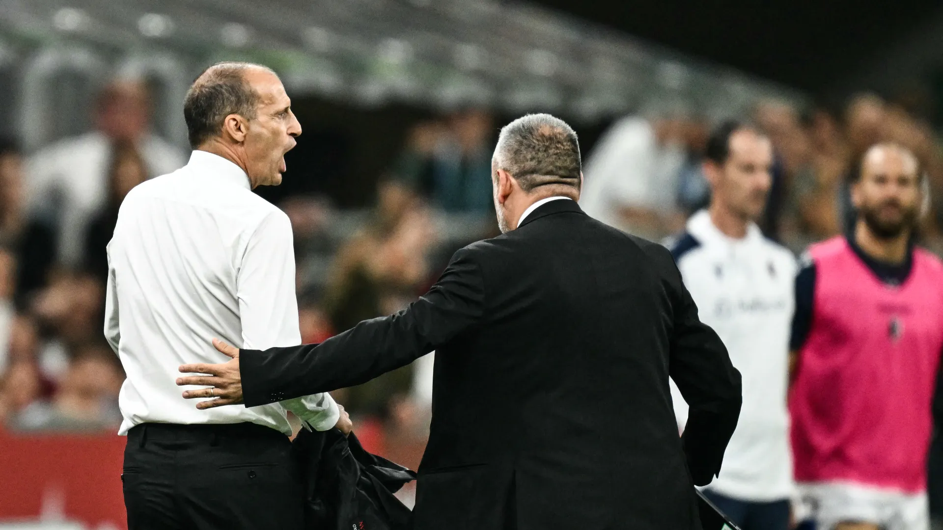 Allegri si è tolto furiosamente la giacca e ha avuto un duro confronto con il quarto uomo