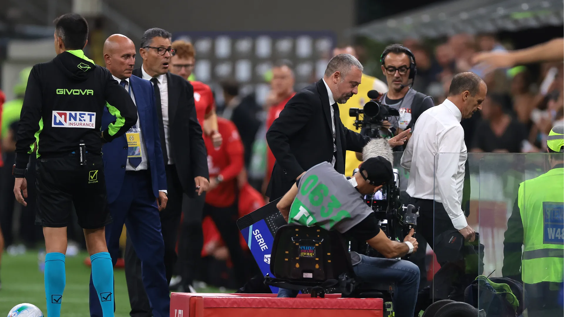 Non è la prima volta che Allegri si fa espellere per questi gesti plateali