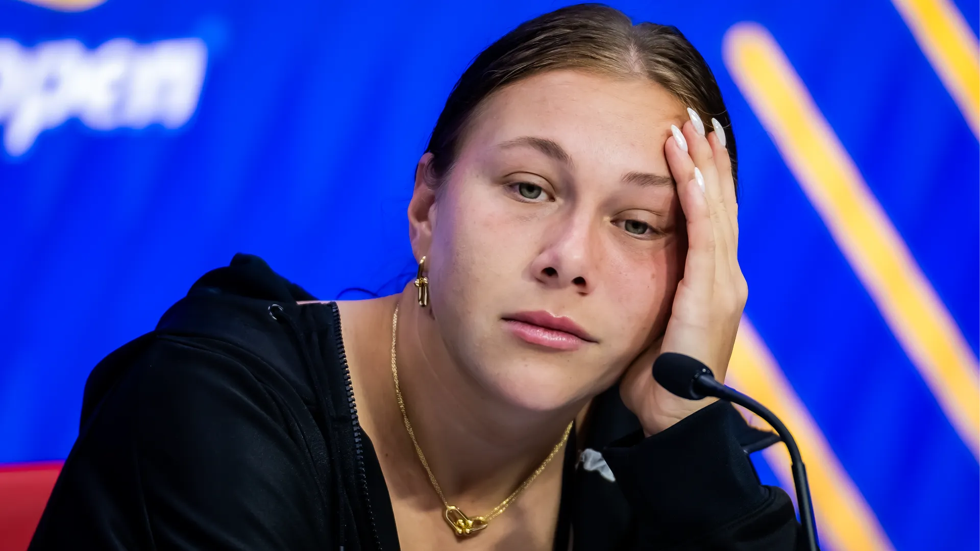 Amanda Anisimova non è riuscita a contenere la delusione dopo la finale persa contro Aryna Sabalenka
