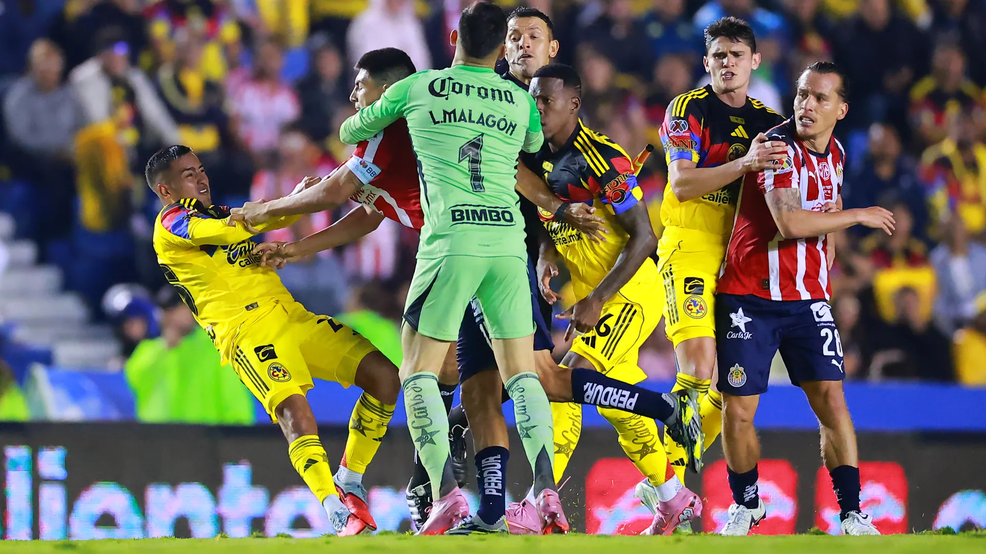 I calciatori hanno ingaggiato un'enorme rissa nei minuti finali del match
