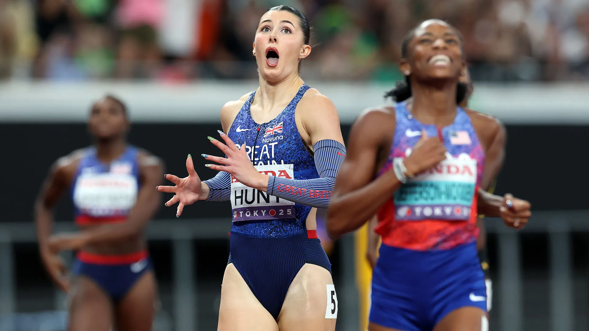 La 23enne atleta inglese ha vinto una sorprendente medaglia d'argento nella finale dei 200 metri ai Mondiali di atletica a Tokyo
