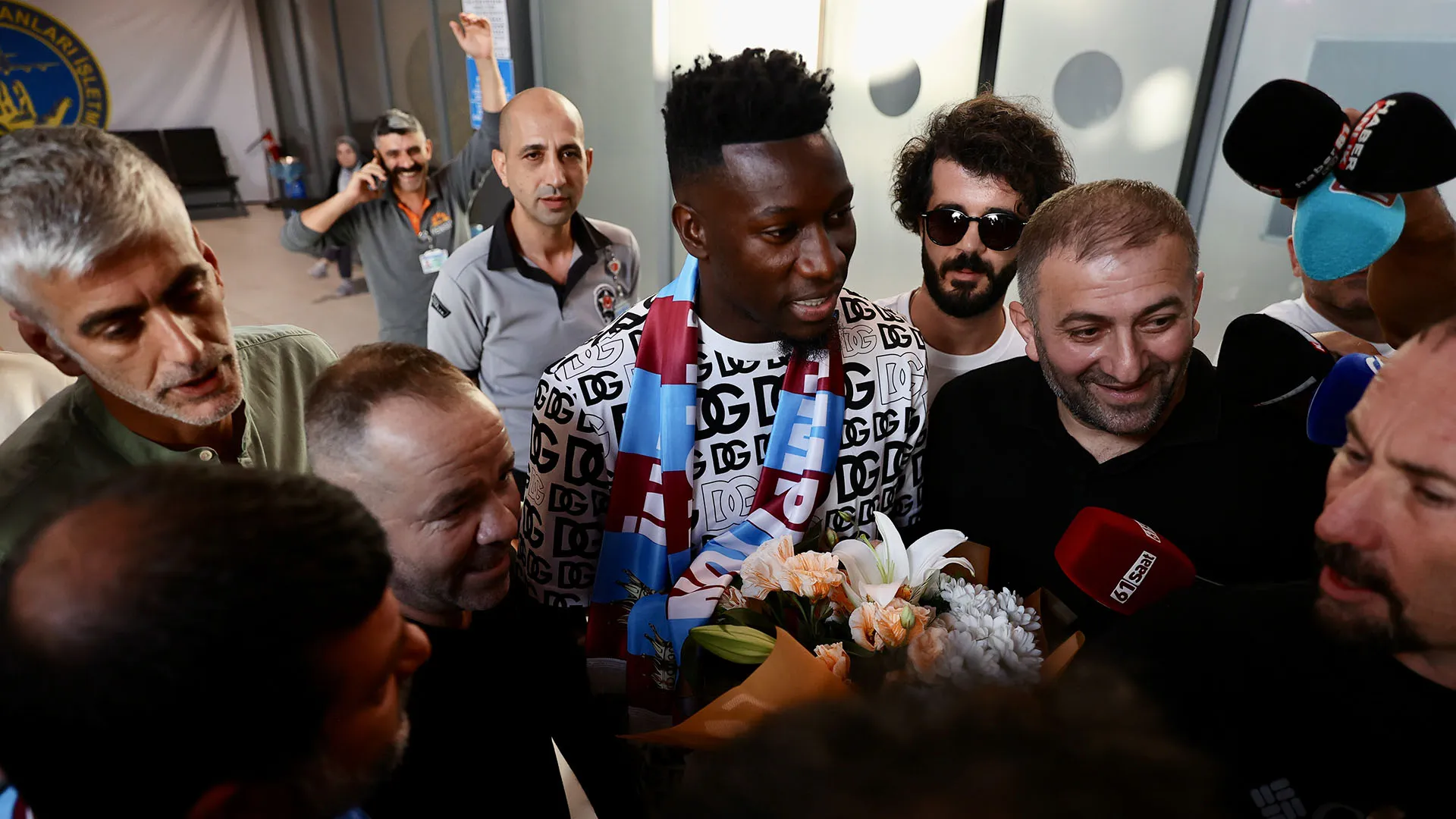 Un'accoglienza caldissima come spesso accade ai nuovi calciatori che arrivano in Turchia
