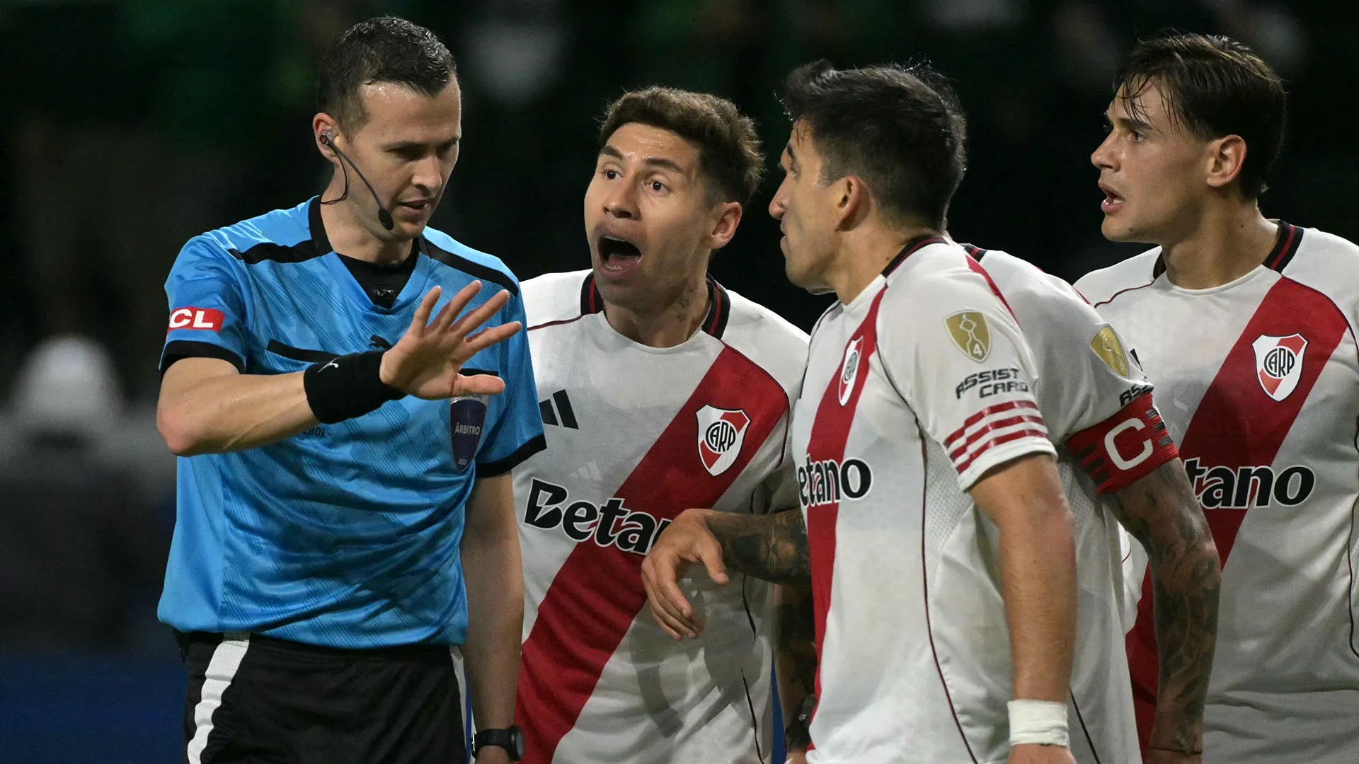 I giocatori del River Plate hanno circondato l'arbitro uruguaiano