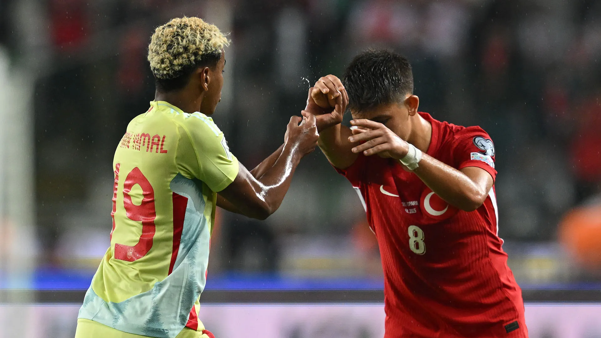 I due poi sono stati rimproverati verbalmente dall'arbitro per il loro comportamento