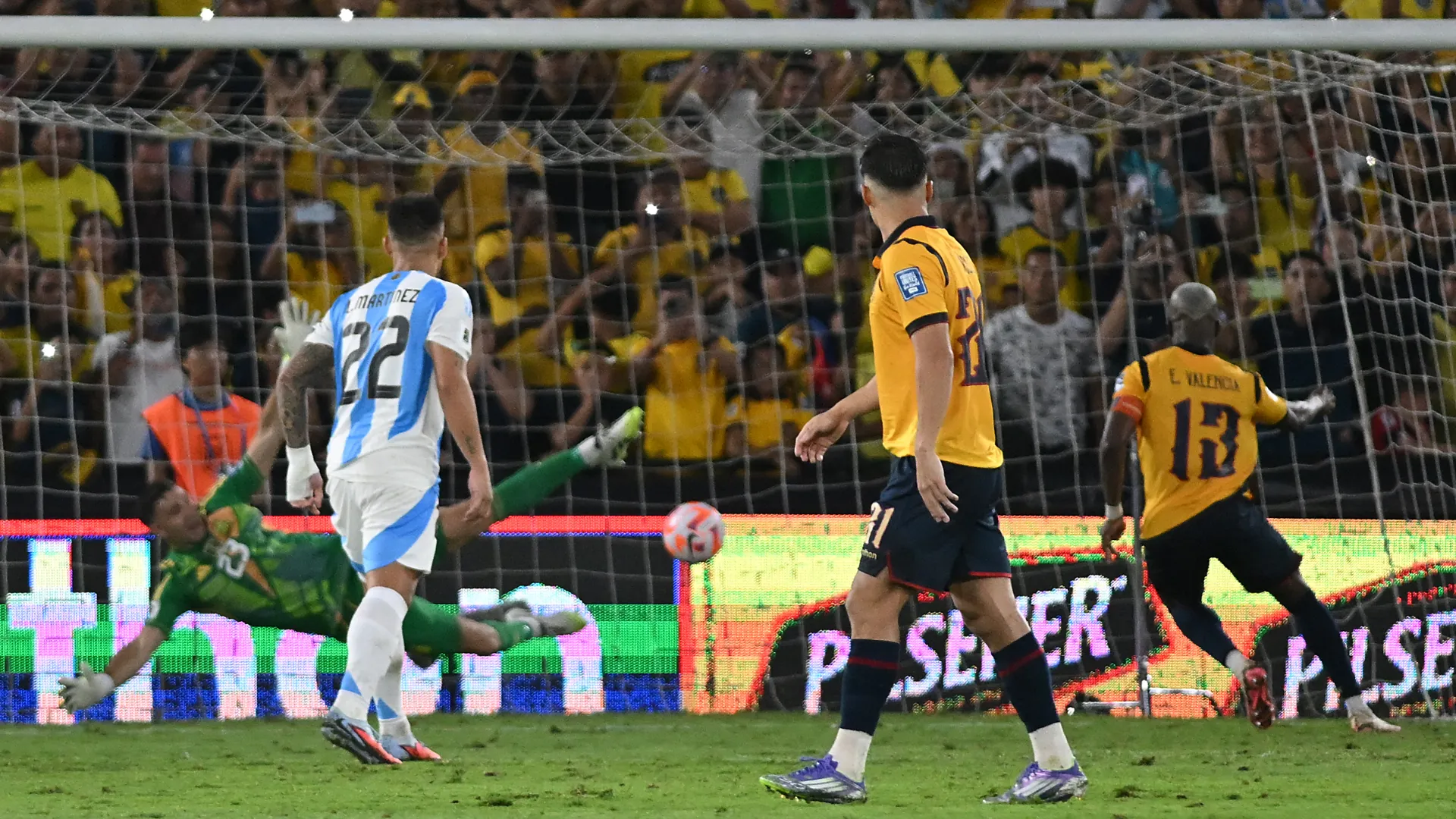 Tantissime le polemiche dopo il gol di Enner Valencia
