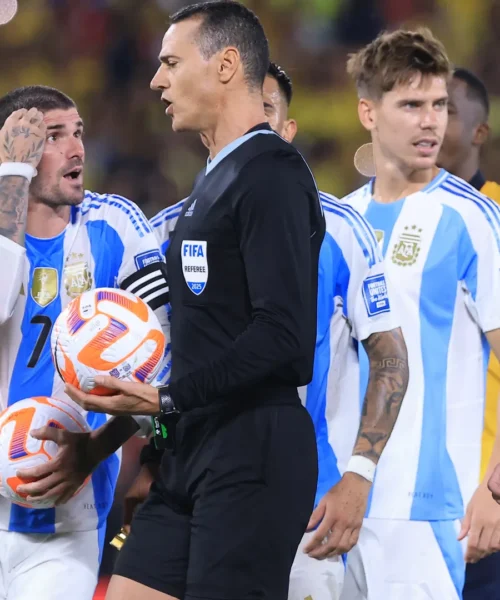 Polemiche infinite in Argentina: arbitro sotto attacco. Foto