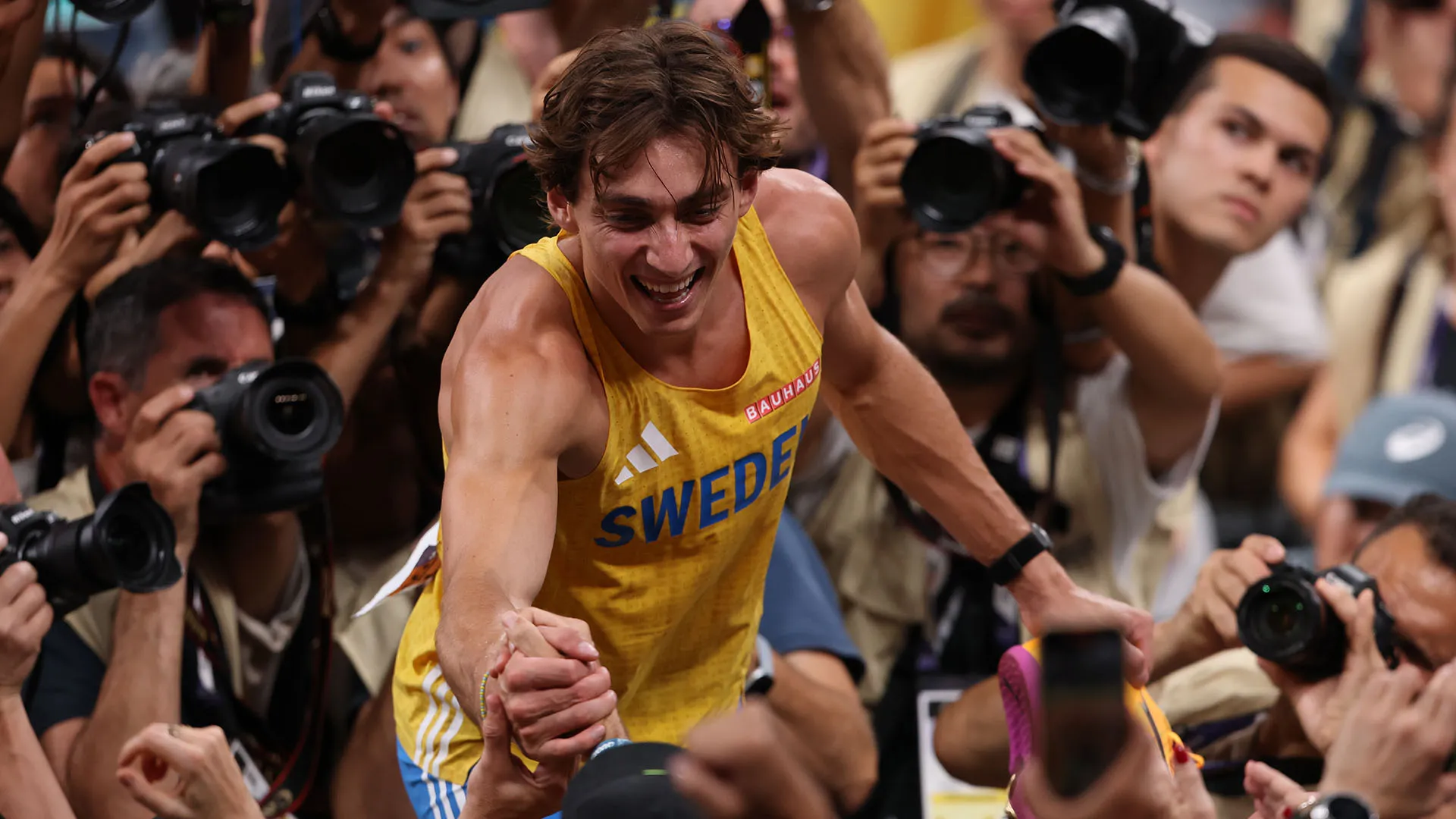 L'atleta svedese si conferma imbattibile nel salto con l'asta anche ai Mondiali di atletica a Tokyo