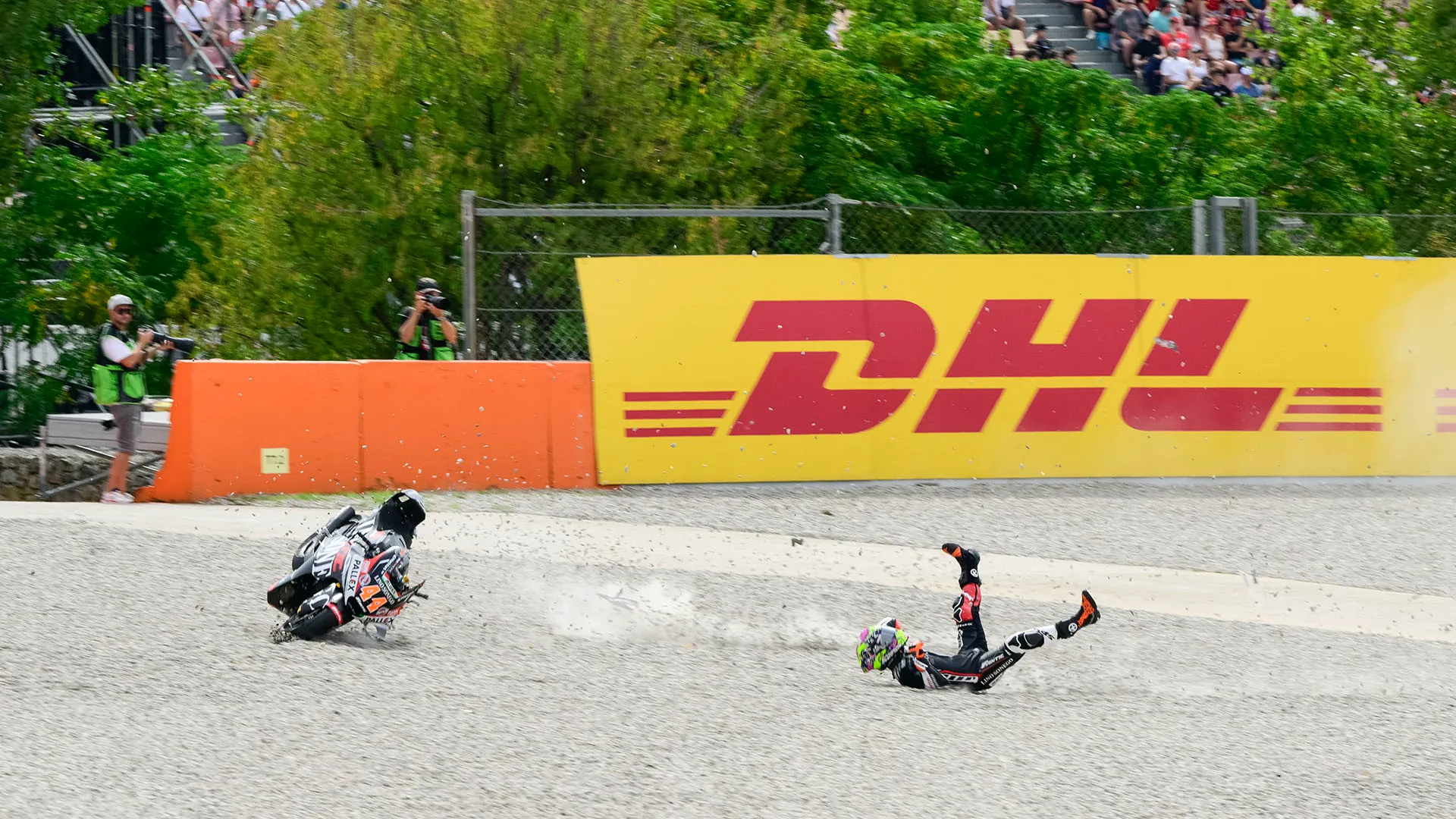 Spaventosa caduta in pista, serve una barella per il motociclista