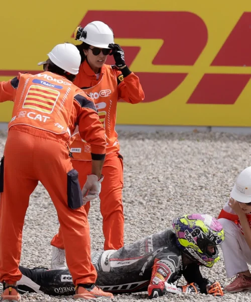 Spaventosa caduta in pista, serve una barella per il motociclista: le foto