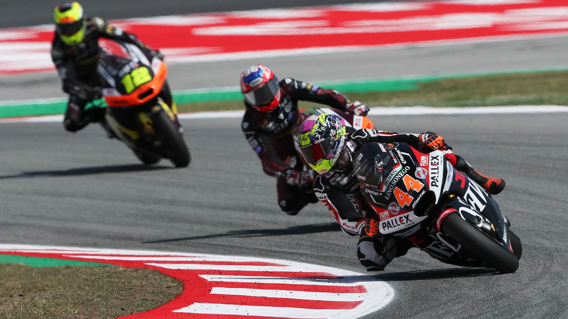 Durante la gara di Moto2, Canet è scivolato al suolo al tredicesimo giro mentre si trovata all'ottavo posto