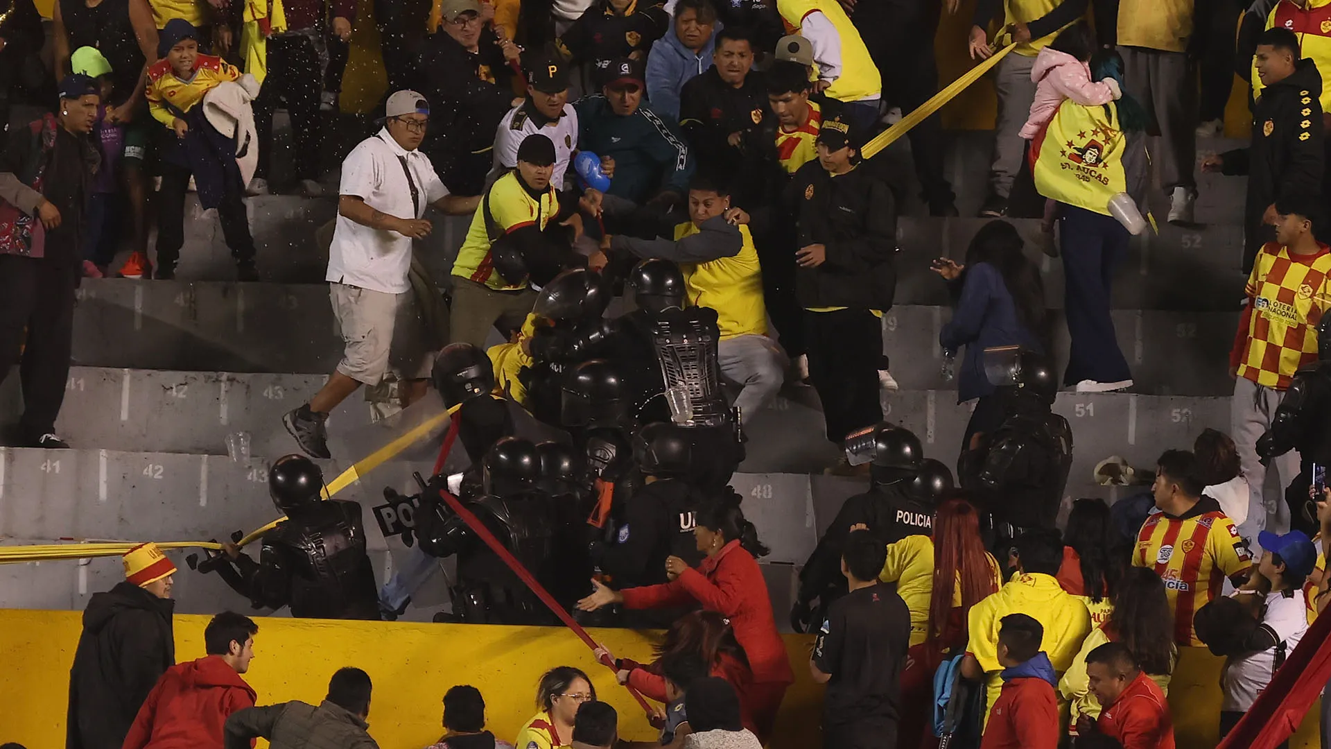 La polizia è intervenuta per sedare i tifosi dell'Aucas