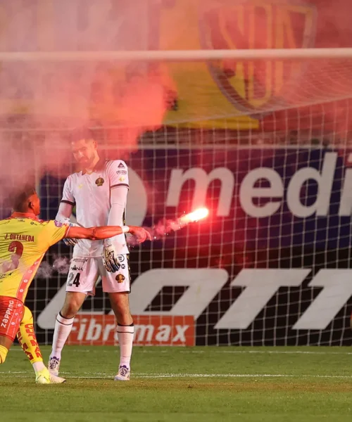 Guerriglia in tribuna e fumogeni in campo: le foto