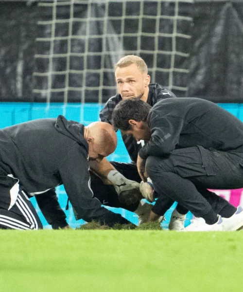 Si apre una voragine in campo: partita sospesa, le immagini