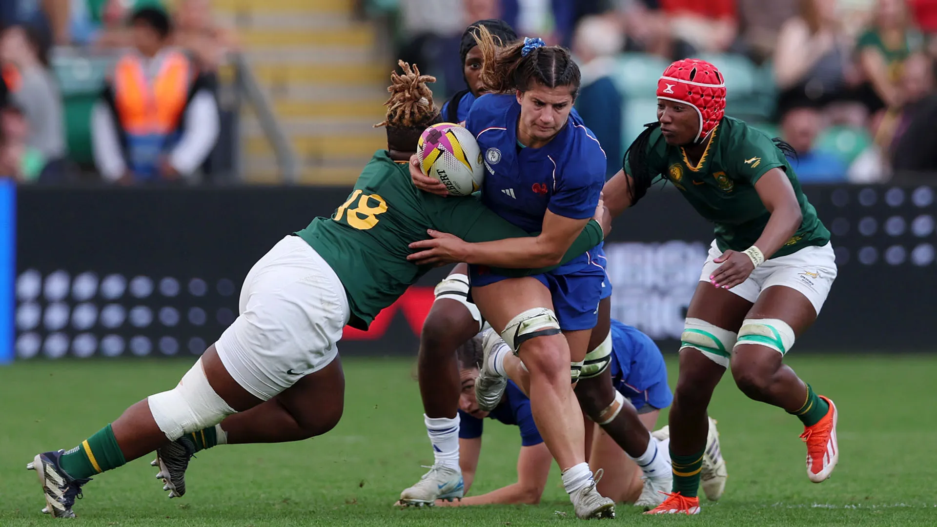 Durante il match di Coppa del Mondo di rugby femminile tra Irlanda e Francia, si è accesa una mischia in campo