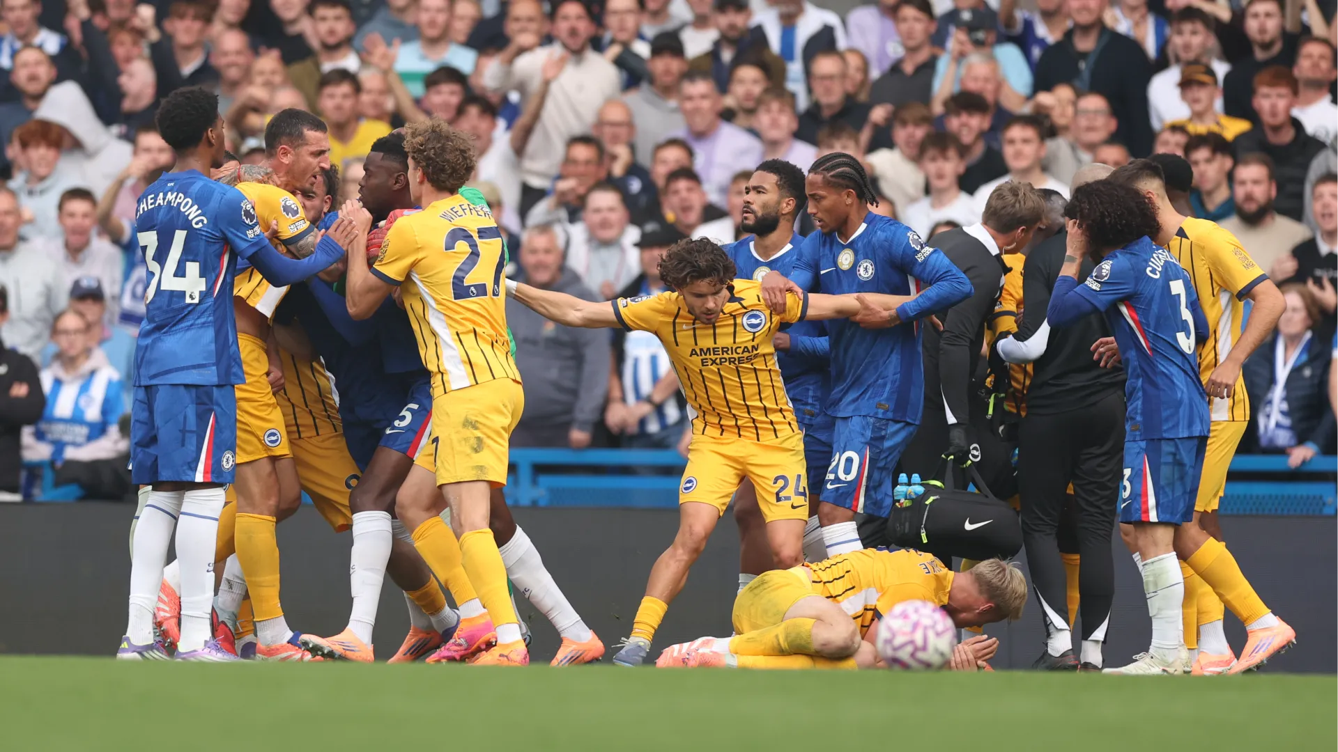 Nervi tesissimi durante la sfida valida per la sesta giornata di Premier League
