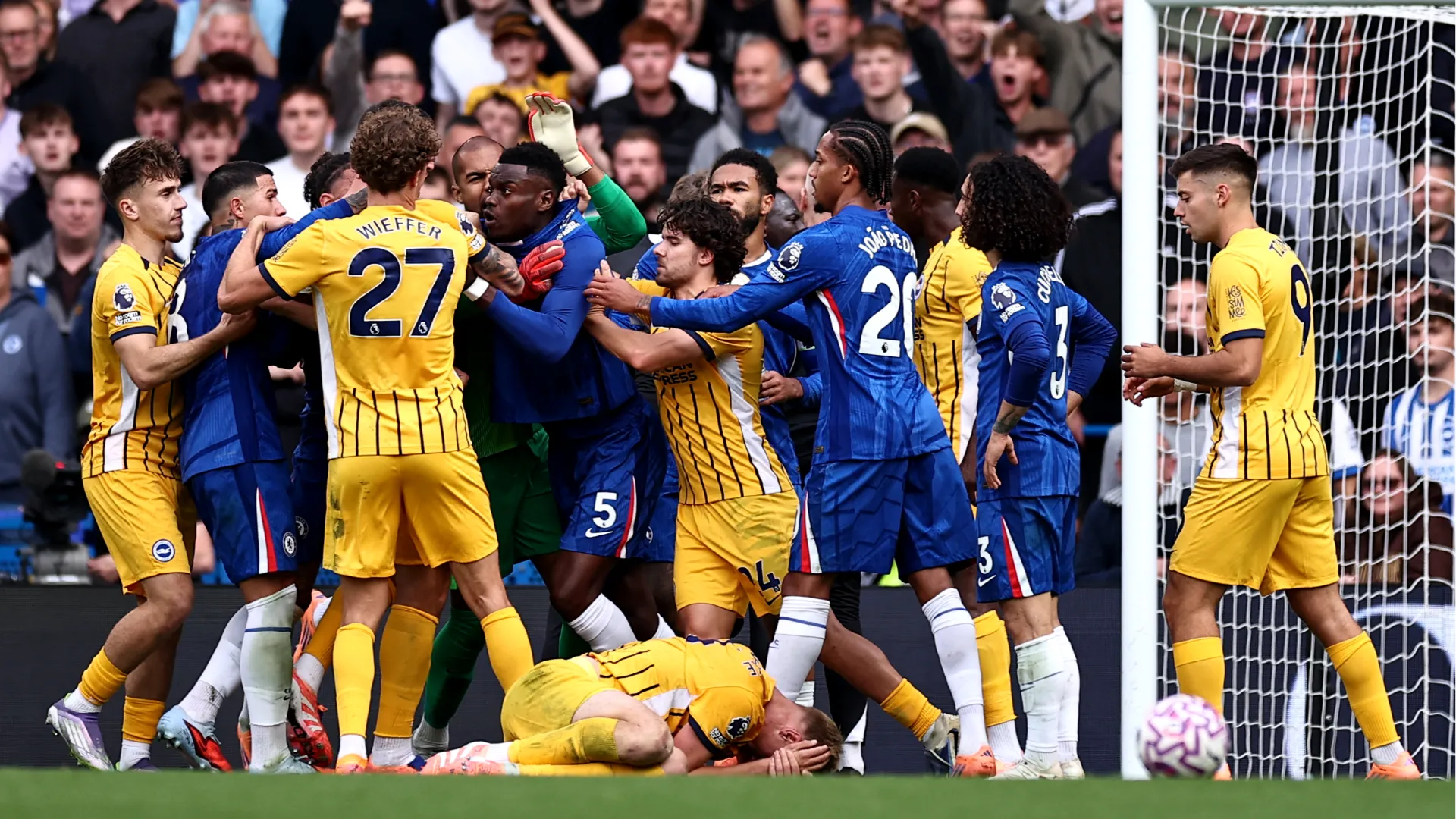L'arbitro ha faticato molto per riportare l'ordine in campo
