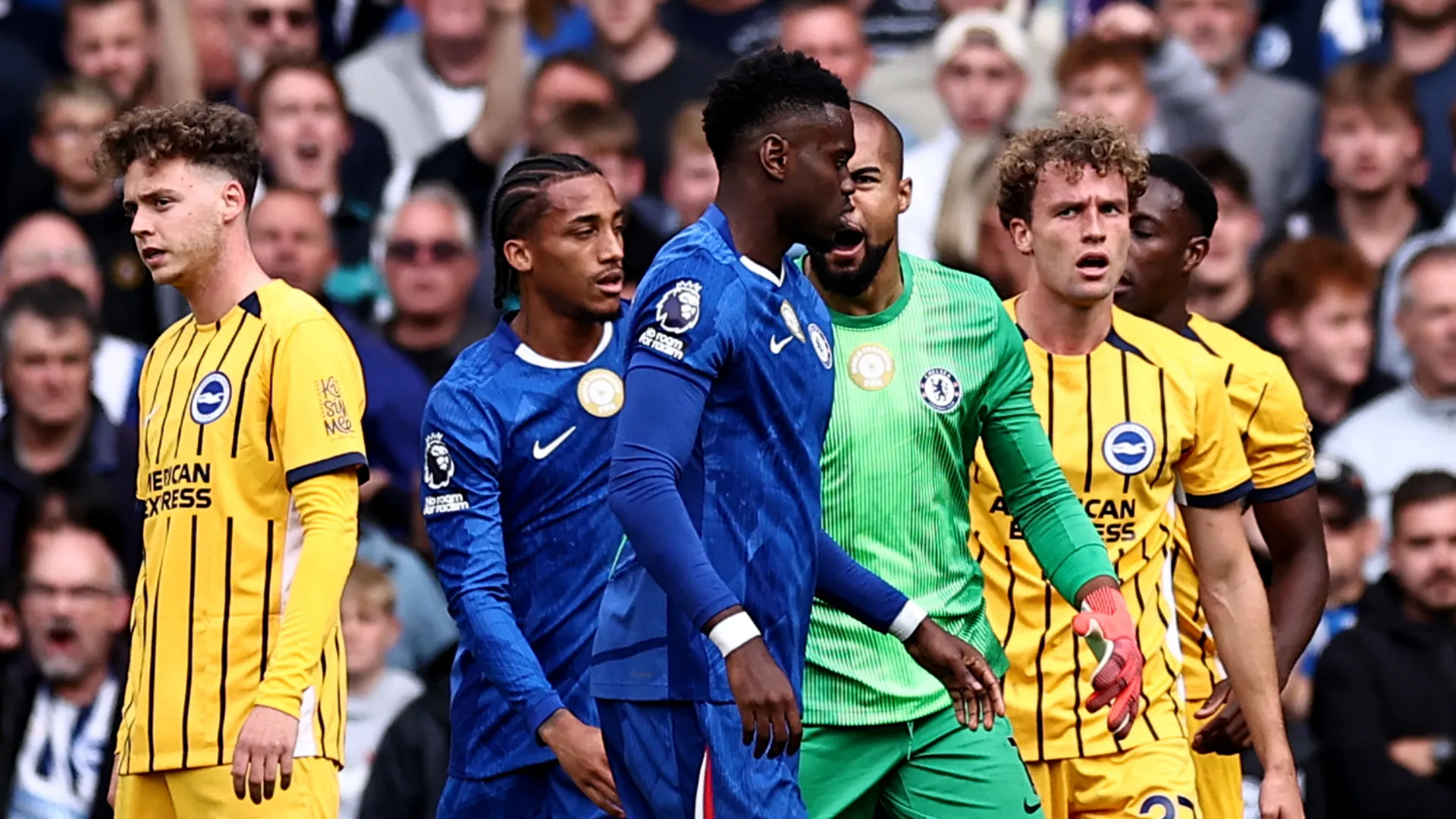 I calciatori del Chelsea hanno accusato Jan Paul van Hecke di aver simulato
