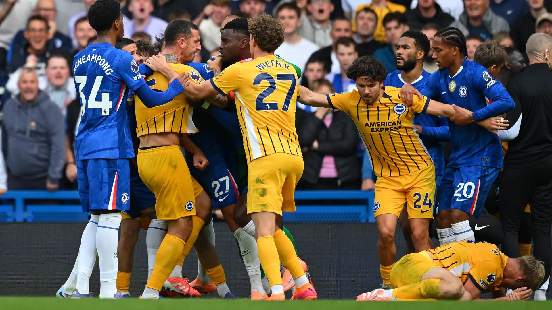 La situazione è degenerata in fretta: sono intervenuti anche altri calciatori
