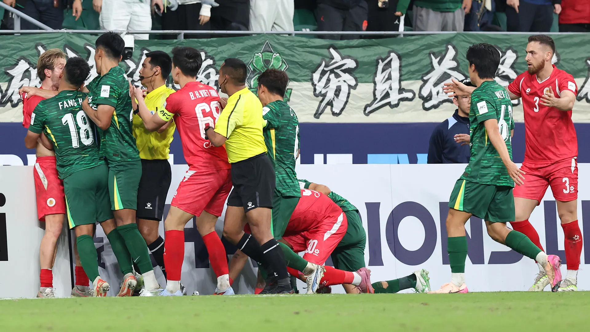 Gli arbitri hanno faticato a riportare la calma