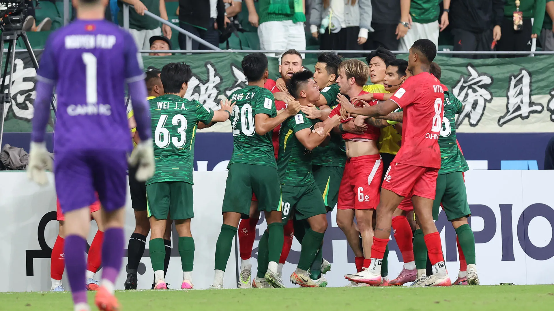 Verso la fine della partita tra Beijing Guoan e Vietnam Hanoi la tensione è esplosa
