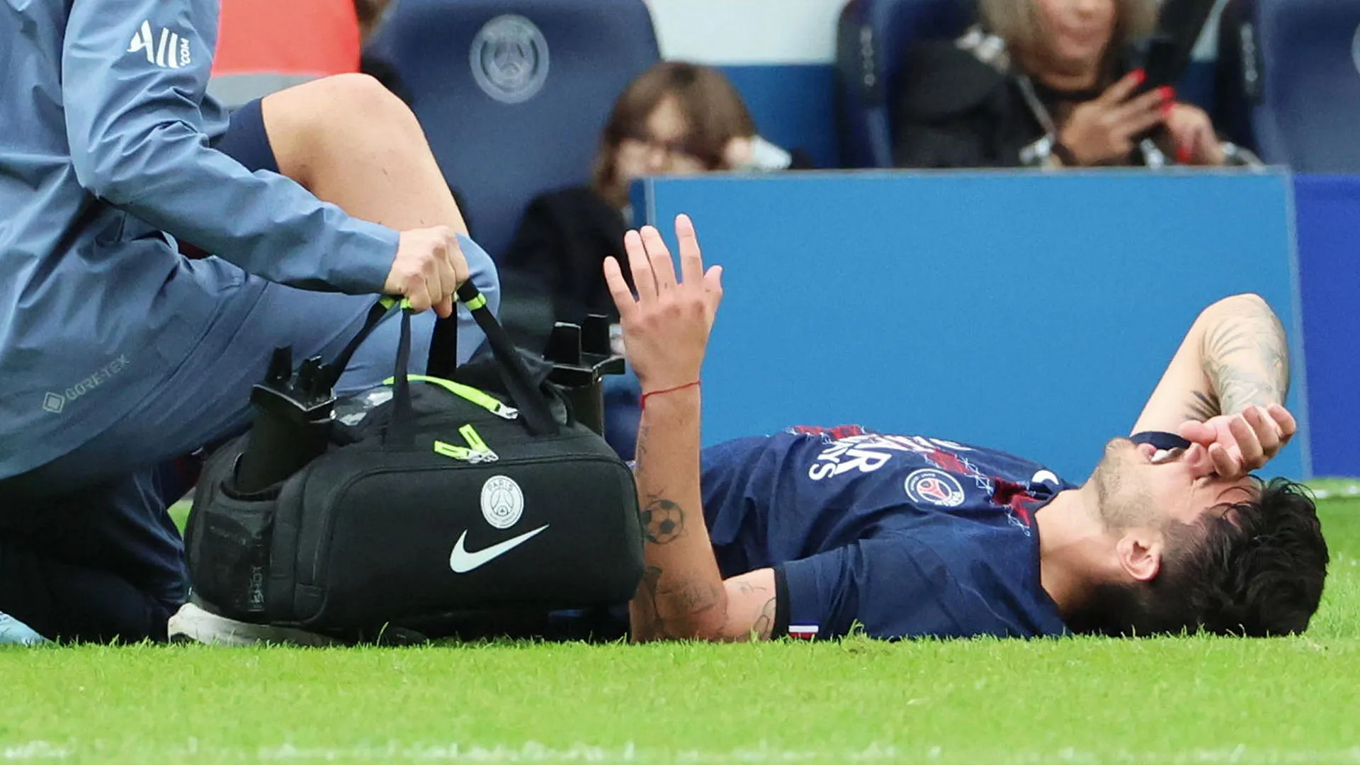 Il difensore si è infortunato gravemente e ha lasciato il campo in barella
