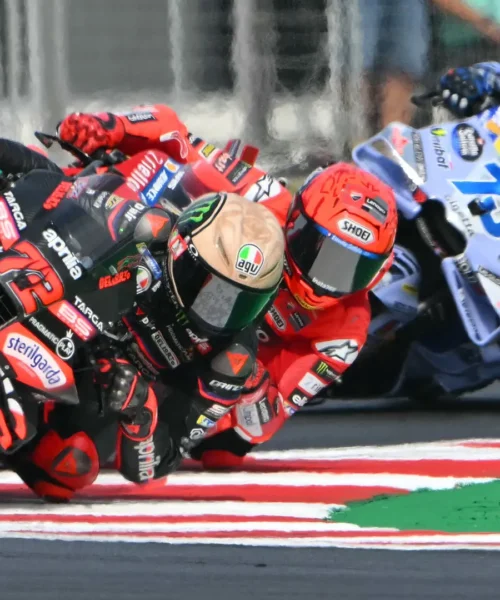 MotoGP Sprint Misano: cade Marc Marquez, Bezzecchi e l’Aprilia trionfano. Pecco Bagnaia disastroso