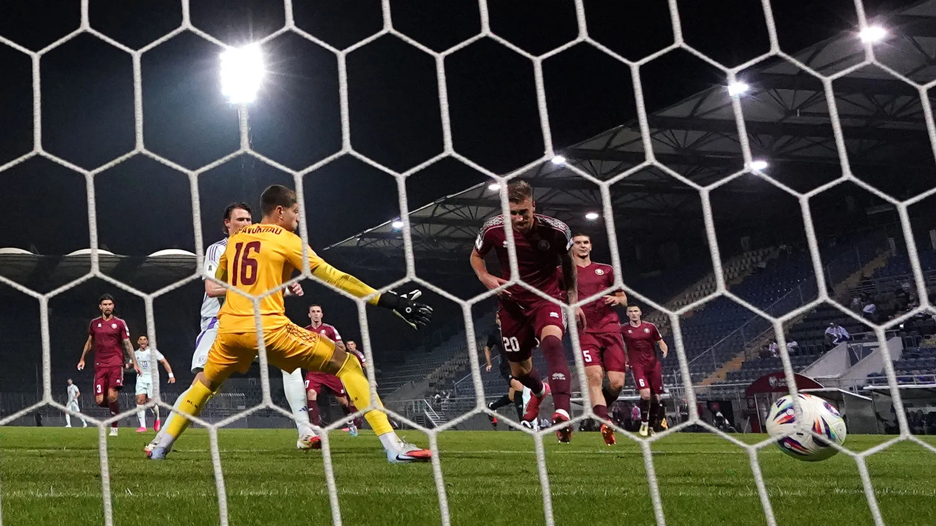 Piuttosto goffo l'autogol di Zachar Volkaŭ che ha regalato il 2-0 alla Scozia