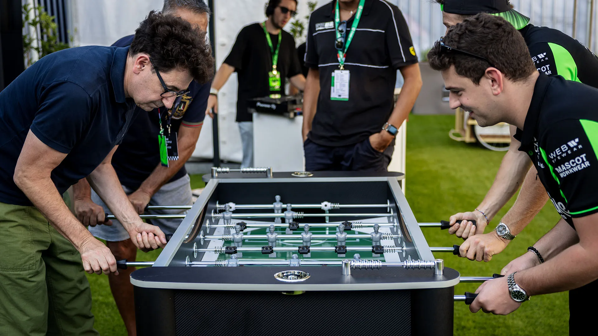 Il team principal della Red Bull Mattia Binotto scarica la tensione a calciobalilla