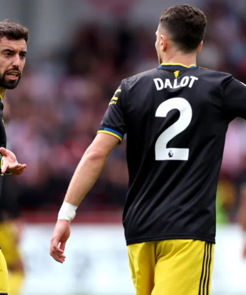 Caos Manchester United: Dalot e Bruno Fernandes litigano in campo. Foto