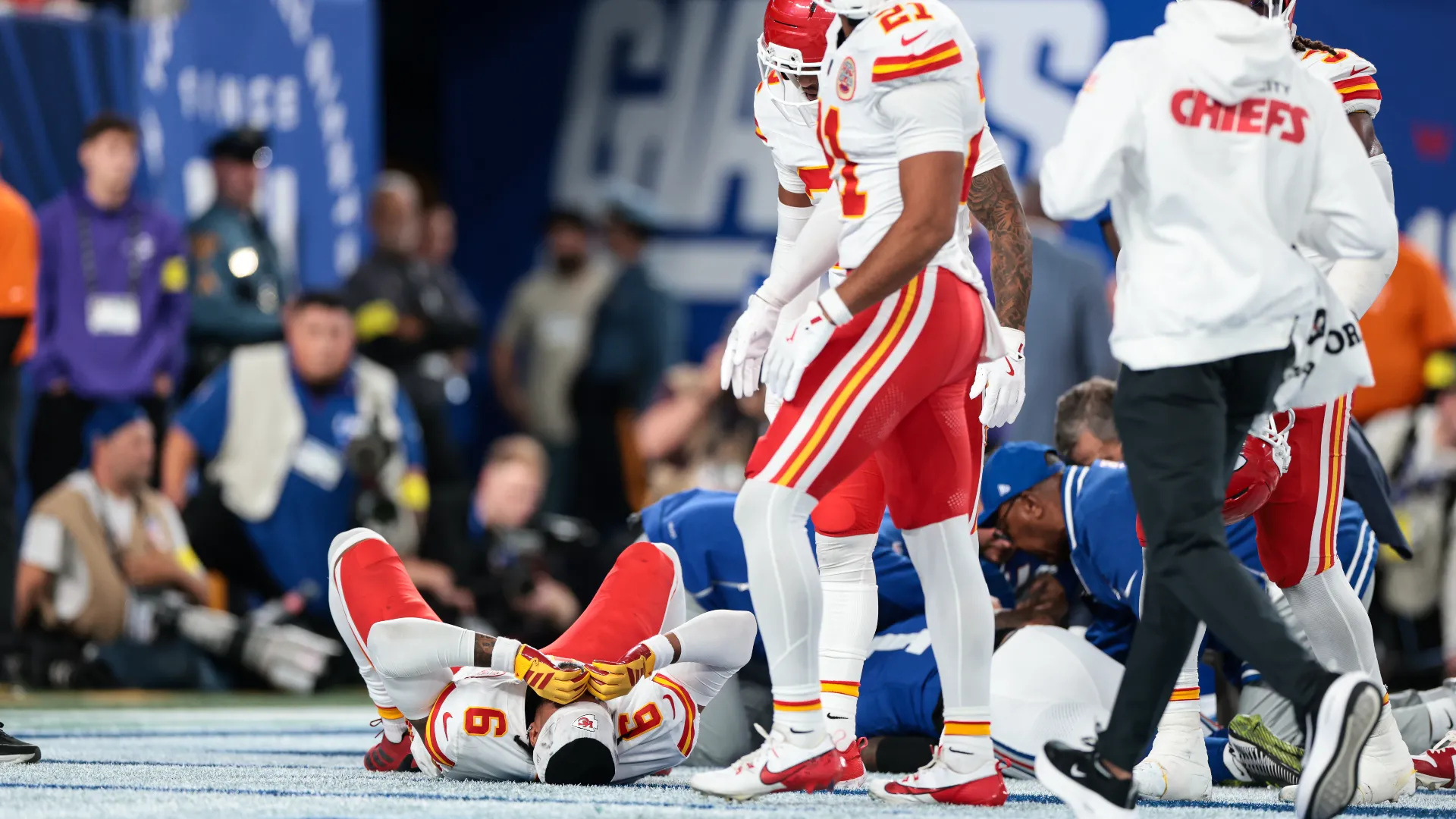 È successo tutto durante un passaggio di Russell Wilson verso Malik Nabers in end zone
