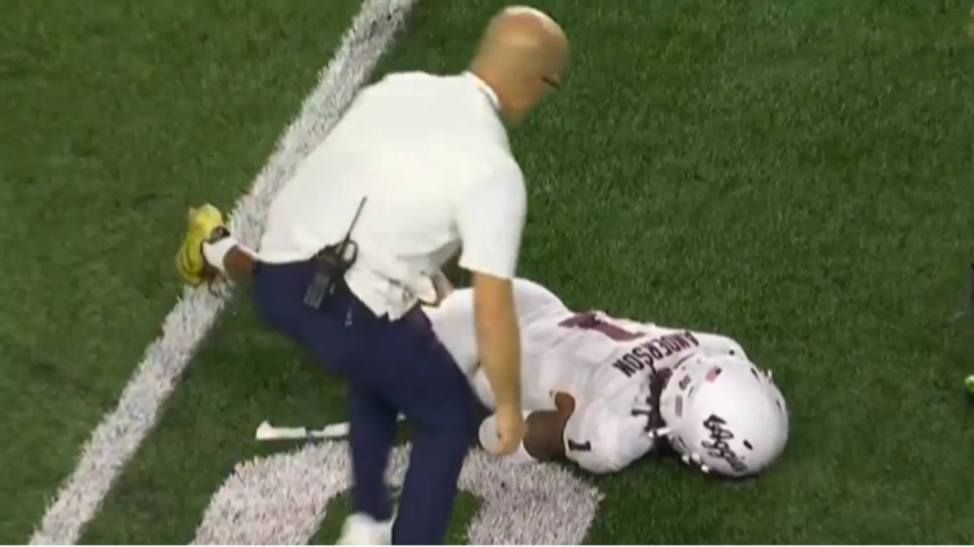Bryce Anderson è finito a terra privo di sensi dopo un violentissimo scontro con Eli Raridon
